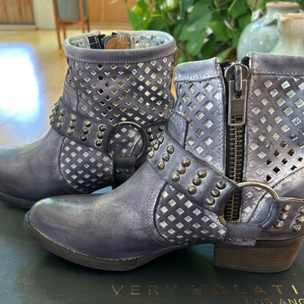 🦋LOVED STUD BOOTIES - Picture 11 of 16